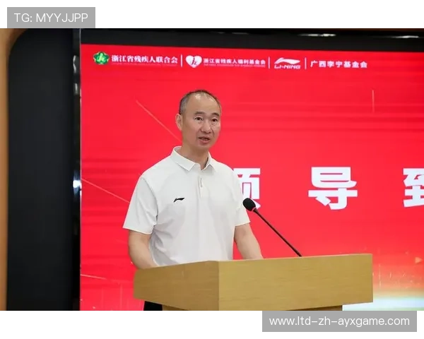 运动员与家人共同参与慈善项目引关注，运动员接受捐赠